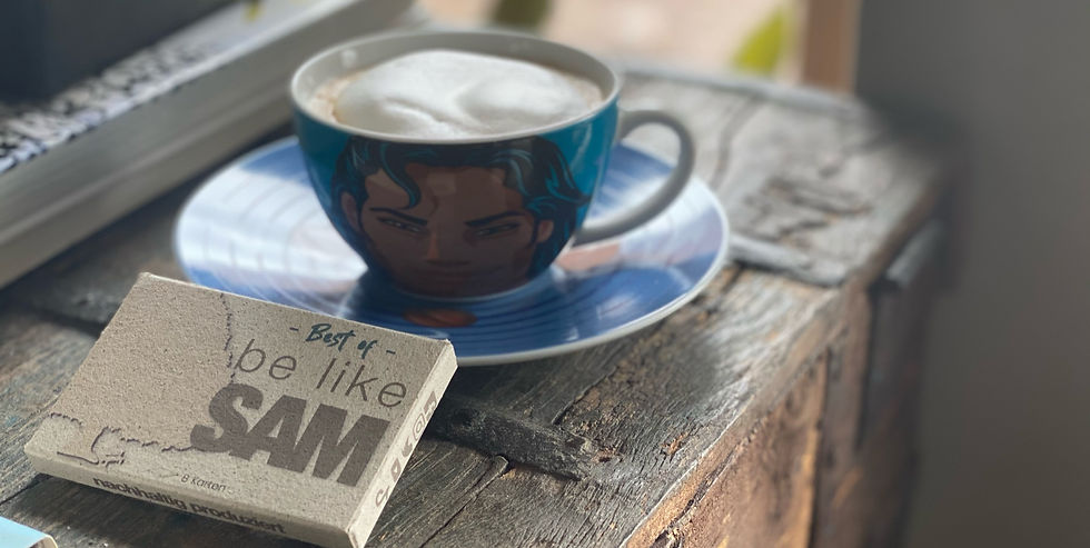 Eine be like SAM Karte liegt neben einer Kaffeetasse