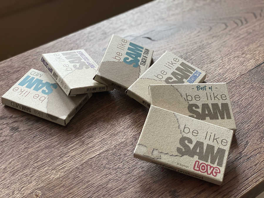 Mehrere be like SAM Editionen liegen auf einem Holztisch